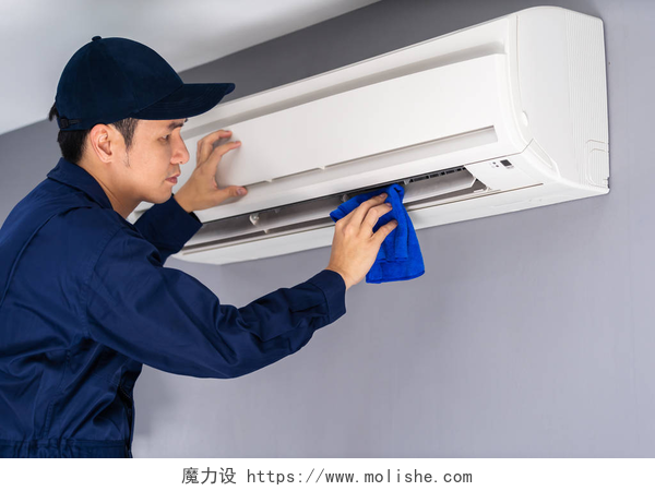 技术人员维修空调技术员维修用布清洗空调